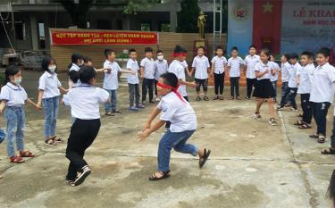 Học sinh Trường Tiểu học thị trấn Mậu A vui chơi ngoài giờ lên lớp.