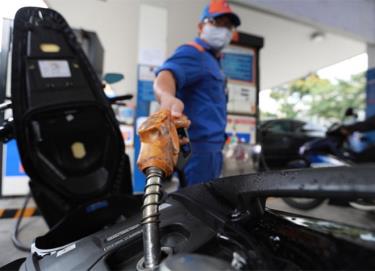 Dự báo giá xăng dầu trong nước kỳ điều chỉnh ngày mai sẽ tăng rất cao. Ảnh minh họa.