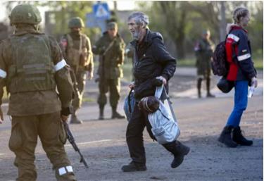 Sơ tán người dân từ nhà máy thép Azovstal ở Mariupol, Ukraine.