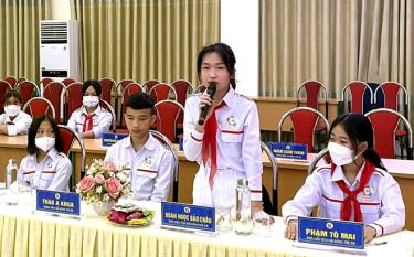 Thành viên Hội đồng trẻ em phát biểu thảo luận, đề xuất các nội dung liên quan đến thực trạng thực hiện quyền trẻ em, bảo vệ trẻ em.