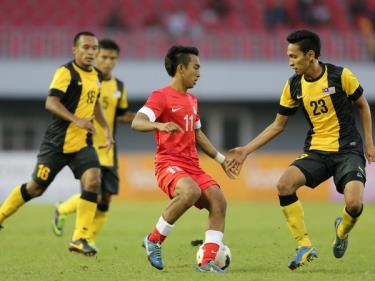 U23 Singapore (áo đỏ) giành vé vào bán kết. (Ảnh: TTXVN)