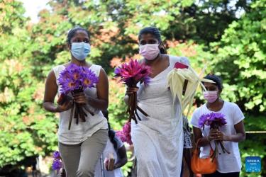 Người dân đeo khẩu trang khi tham gia các hoạt động nghi lễ tôn giáo của Đại lễ Vesak tại Đền Kelaniya ở Colombo, Sri Lanka, ngày 15/5/2022.