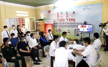 Hội chẩn từ xa giữa Trung tâm Y tế huyện với Trạm Y tế xã Đông Cuông qua hệ thống Telehealth về điều trị F0.