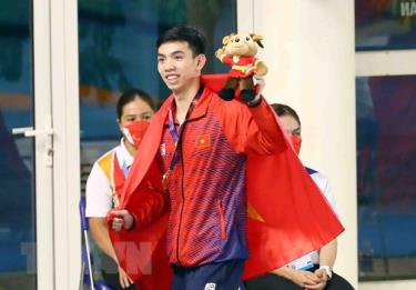 Niềm vui của Nguyễn Huy Hoàng (Việt Nam) giành huy chương vàng và phá kỷ lục SEA Games nội dung 400m bơi tự do nam với thành tích 3 phút 48 giây 06.