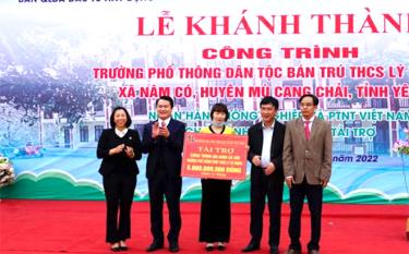 Lãnh đạo Agribank Chi nhánh tỉnh Yên Bái trao biểu trưng tài trợ 5 tỷ đồng xây dựng Trường Phổ thông Dân tộc bán trú THCS Lý Tự Trọng, xã Nậm Có, huyện Mù Cang Chải.