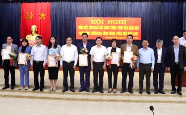 Lãnh đạo Thành ủy Yên Bái trao thưởng cho các công trình, phần việc ý nghĩa đạt giải năm 2021.