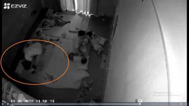 Bé trai trong lớp học mầm non bị cô giáo trùm túi nilông đen vào đầu. (Ảnh cắt từ clip) (Nguồn: Trithuc.vn)