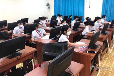 Vòng quốc gia cuộc thi giải Toán, Vật lý qua Internet năm học 2021 – 2022 thu hút sự tham gia của gần 65.000 học sinh trên toàn quốc.