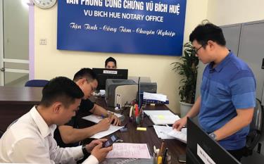 Người dân giao dịch tại Văn phòng Công chứng Vũ Bích Huệ trên địa bàn thành phố được phục vụ kịp thời, bảo đảm an toàn pháp lý.