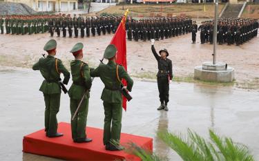 Chiến sĩ tuyên thệ tại Lễ bế giảng.