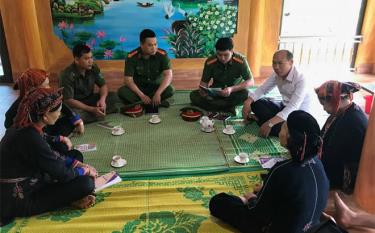 Công an xã Tân Hương, huyện Yên Bình đến tận thôn để tuyên truyền người dân không xuất cảnh trái phép.