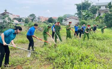 Đoàn viên thanh niên 3 đơn vị tham gia xây dựng công trình “Sân chơi trải nghiệm kỹ năng” cho thiếu nhi.