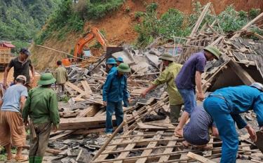 Các lực lượng tham gia tìm kiếm những vật dụng còn dùng được cho các hộ dân sau vụ sạt ta luy dương.
