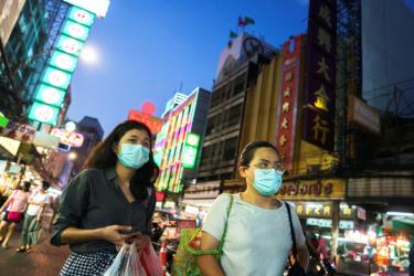 Người dân Thái Lan đeo khẩu trang trên đường phố Bangkok.