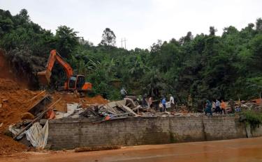 Ban Chỉ huy PCTT-TKCN xã Hưng Thịnh huy động phương tiện máy móc cùng dân quân, công an viên, nhân dân thôn Yên Thịnh hỗ trợ vận chuyển đồ đạc giúp 3 hộ dân.