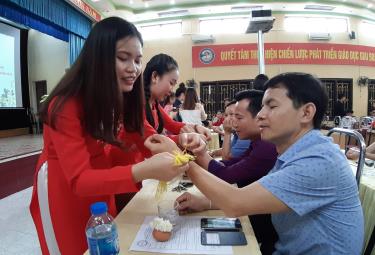 Nghi thức buộc chỉ cổ tay chúc sức khỏe, may mắn trong dịp tết Bunpimay do Trường Cao đẳng Sư phạm Yên Bái tổ chức.