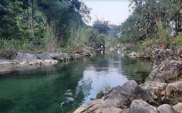 Nhờ chú trọng bảo vệ môi trường, suối Huổi Luông ở xã Lâm Thượng, huyện Lục Yên rất sạch sẽ, trong mát và là điểm thu hút du khách vào mùa hè.