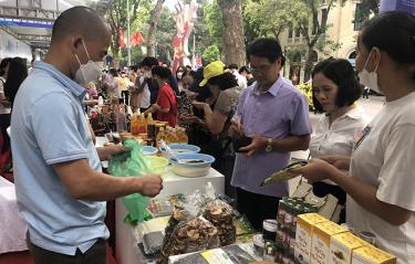 Visitors from Hanoi at the stall run by Yen Bai.
