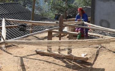 Phụ nữ Mông xã Xà Hồ, huyện Trạm Tấu chế biến vỏ lanh thành chỉ sợi dệt thổ cẩm.