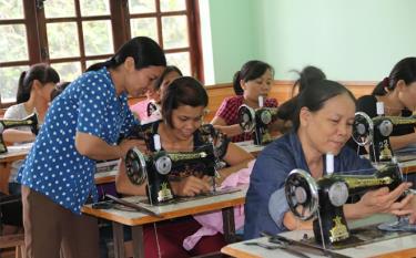 Hội viên Hội Phụ nữ huyện Văn Yên học nghề may tạo việc làm, nâng cao thu nhập.