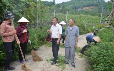 Ông Hoàng Thanh Nghị - Bí thư Chi bộ thôn Làng Cần (người đứng thứ 3, từ trái sang) trò chuyện với các chị em phụ nữ thôn Làng Cần, xã Đại Minh.