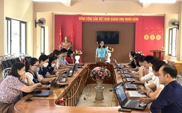 Chi bộ Trường Phổ thông Dân tộc nội trú THCS huyện Văn Chấn triển khai nội dung học tập và làm theo Bác.