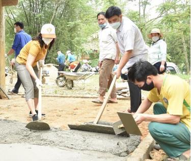 Cán bộ Ban Dân vận Huyện ủy Lục Yên tham gia “Ngày thứ Bảy cùng dân”.