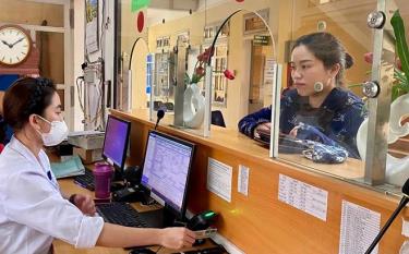Người dân huyện Yên Bình sử dụng căn cước công dân gắn chíp khi đi khám chữa bệnh tại Trung tâm huyện Y tế Yên Bình.