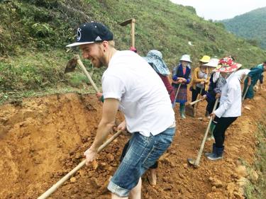 Du khách nước ngoài thích thú khi cùng làm ruộng với bà con xã La Pán Tẩn, huyện Mù Cang Chải, tỉnh Yên Bái