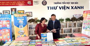 Trưng bày sách giáo khoa lớp 4 mới để giáo viên nghiên cứu, sử dụng từ năm học 2023-2024.