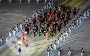 Đoàn thể thao Indonesia diễu hành tại lễ khai mạc SEA Games 32.