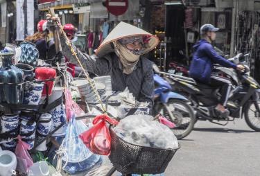 Người dân mưu sinh dưới tiết trời link dafabet gay gắt.
