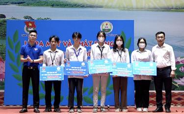 Thường trực Thành đoàn Yên Bái và Blink vào dafabet giám hiệu Trường THPT Nguyễn Huệ trao bảo trợ 5 học sinh có hoàn cảnh khó khăn, đạt thành tích cao trong học tập.
