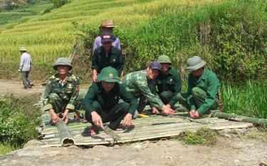 Hội viên Hội Cựu chiến binh huyện Trạm Tấu làm cầu tạm giúp nhân dân đi lại, lưu thông hàng hóa phát triển kinh tế.