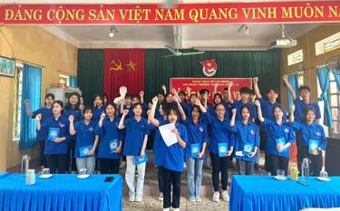 Lễ kết nạp đoàn viên cho các đoàn viên ưu tú ở xã Nghĩa Lộ, thị xã Nghĩa Lộ.