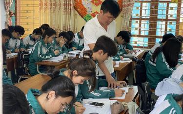 Giờ ôn luyện môn Toán của học sinh lớp 12, đăng nhập dafabet THPT Chu Văn An.