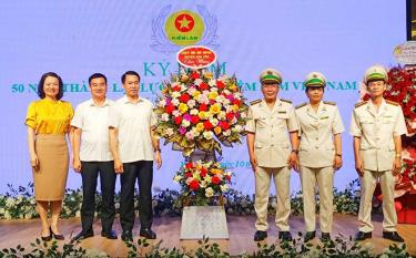Lãnh đạo Hhyện Văn Yên tặng hoa chúc mừng Hạt Kiểm lâm huyện Văn Yên nhân kỷ niệm 50 năm Ngày thành lập lực lượng Kiểm lâm Việt Nam.