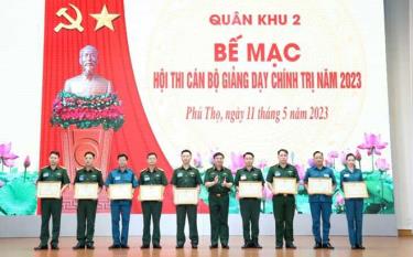 Đồng chí Nguyễn Thượng Phi - Bí thư Đảng ủy, Chính trị viên Ban CHQS xã Đông Cuông, huyện Văn Yên (đứng thứ 3 từ trái qua) giành giải Nhất Hội thi Cán bộ giảng dạy chính trị cấp Quân khu năm 2023.