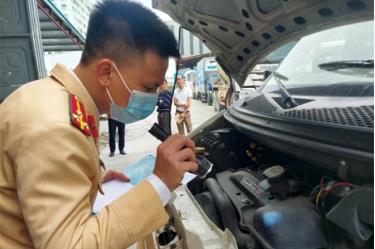Lực lượng Cảnh sát giao thông hỗ trợ công tác đăng kiểm.