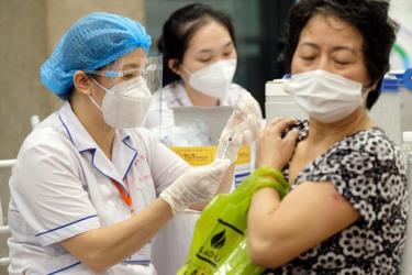 Bộ Y tế khuyến cáo bảo vệ người cao tuổi bằng vắc xin phòng COVID-19.