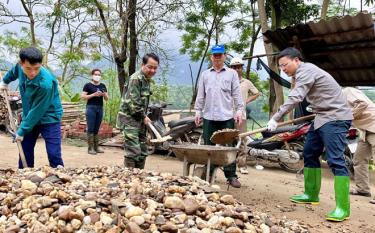 Lãnh đạo huyện Yên Bình giúp đỡ gia đình anh Hoàng Văn Cường làm nền nhà.