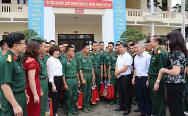 Các thành viên đoàn công tác của thành phố Yên Bái thăm hỏi, động viên các chiến sỹ mới.