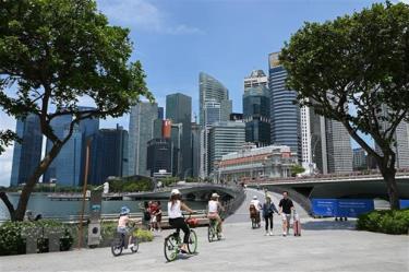 Du khách dạo chơi tại Vịnh Marina ở Singapore.