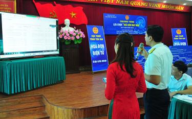 Cán bộ ngành thuế Yên Bái công bố “Hóa đơn may mắn” quý II và quý III/2022.