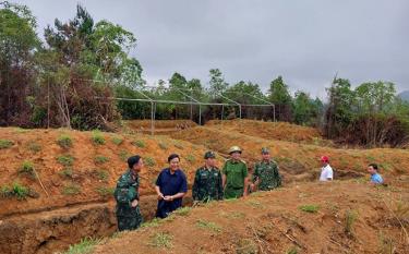 Lãnh đạo huyện Trạm Tấu kiểm tra khu hào giao thông giả định.