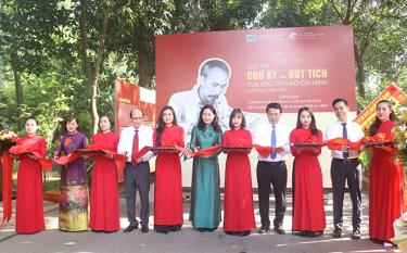 Đại biểu cắt băng khai mạc triển lãm.