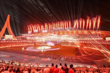 Màn pháo hoa rực rỡ sắc màu tại lễ bế mạc SEA Games 32 tại Phnom Penh, Campuchia tối 17/5/2023.