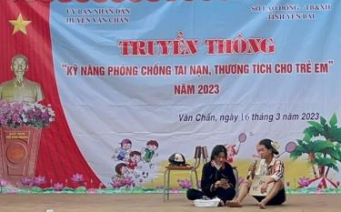 Hoạt động truyền thông “Phòng, chống tai nạn thương tích cho trẻ em” năm 2023 do huyện Văn Chấn phối hợp với Sở Lao động - Thương binh và Xã hội tổ chức.