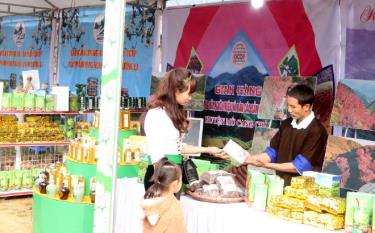 Sản phẩm OCOP huyện Mù Cang Chải được trưng bày quảng bá tại các lễ hội trên địa bàn.