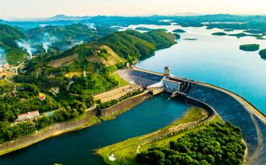 Thác Bà là hồ nhân tạo lớn nhất Việt Nam với dung tích 2.900.000.000 m3 nước.